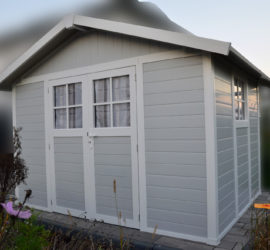 Das fertige Grosfillex Déco 7,5 M2 Gartenhaus mit Sprossenfenstern