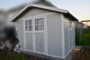 Das fertige Grosfillex Déco 7,5 M2 Gartenhaus mit Sprossenfenstern