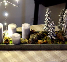 Adventskranz mit Nikolaus und Tannenbäumen