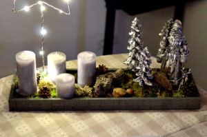 Adventskranz mit Nikolaus und Tannenbäumen