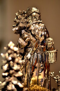 Nikolaus aus Adventskranz-Arrangement