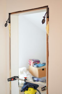 Tür setzen mit Luftkissen und Türfutterstrebe im Bücherzimmer