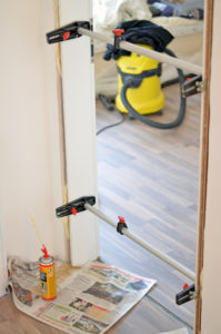 Tür setzen mit Türfutterstreben im Bücherzimmer