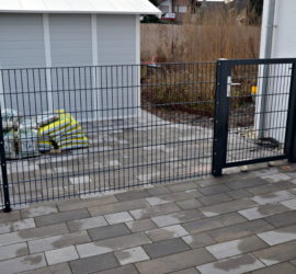 Zaun auf der Haustürseite Sichtrichtung Garten