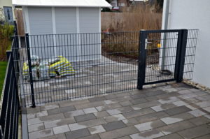 Zaun auf der Haustürseite Sichtrichtung Garten