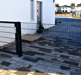 Zaun auf der Haustürseite Sichtrichtung Straße