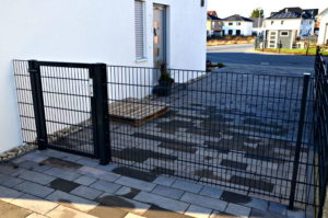Zaun auf der Haustürseite Sichtrichtung Straße