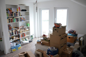 Das erste Billy Bücherregal mit diversen unausgepackten Kisten