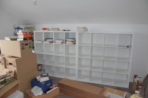 Die beiden frisch aufgebauten Kallax-Bücherregale im Bücherzimmer