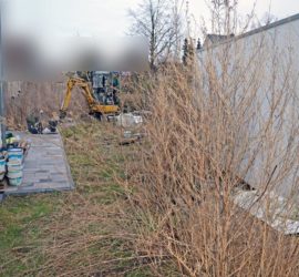Stellplatzsicht vorm Umgraben mit Bagger im Hintergrund