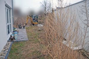 Stellplatzsicht vorm Umgraben mit Bagger im Hintergrund