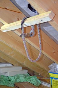 Montierte Querstrebe mit Sicherungsseil