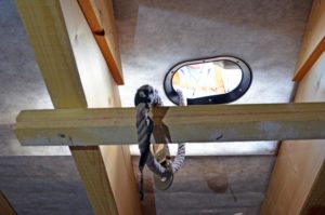 Querstrebe mit Luke zum Durchreichen