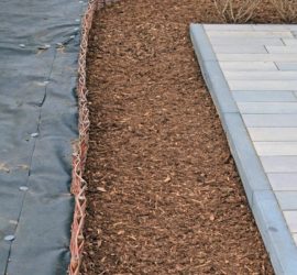 Mulch-Weg von Terrasse zum Stellplatz