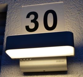 Außenleuchte Steinel L 820 LED iHF mit Hausnummer