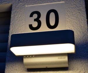 Außenleuchte Steinel L 820 LED iHF mit Hausnummer