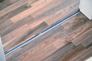 Türschwelle zum Gästezimmer vor Einsetzen der Übergangsleiste