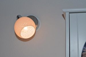 Lampe Doxy im Bad am Spiegelschrank