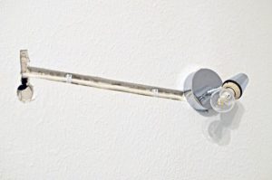 Lampen-Kabelkanal im Bad mit Kabel