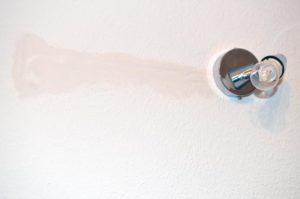 Lampen-Kabelkanal im Bad zugespachtelt