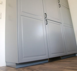 Blick auf die Sockelleiste inkl. Lüftungsgitter